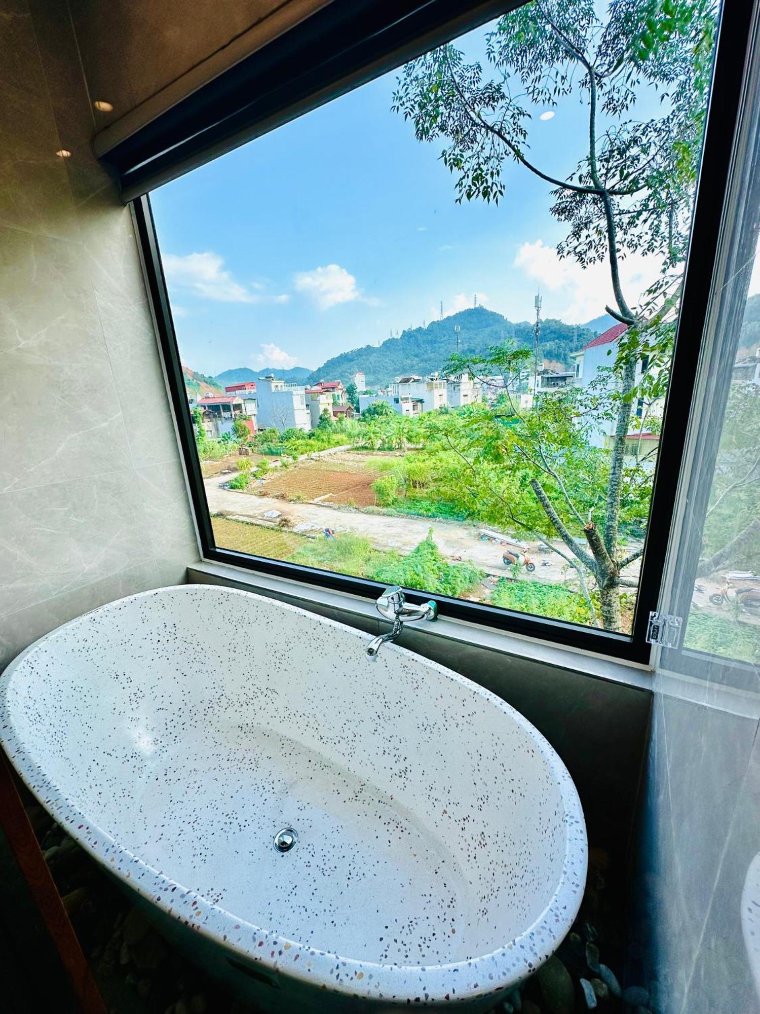 Odyssey Hostel, Tours & Motorbikes Rental ハザン エクステリア 写真