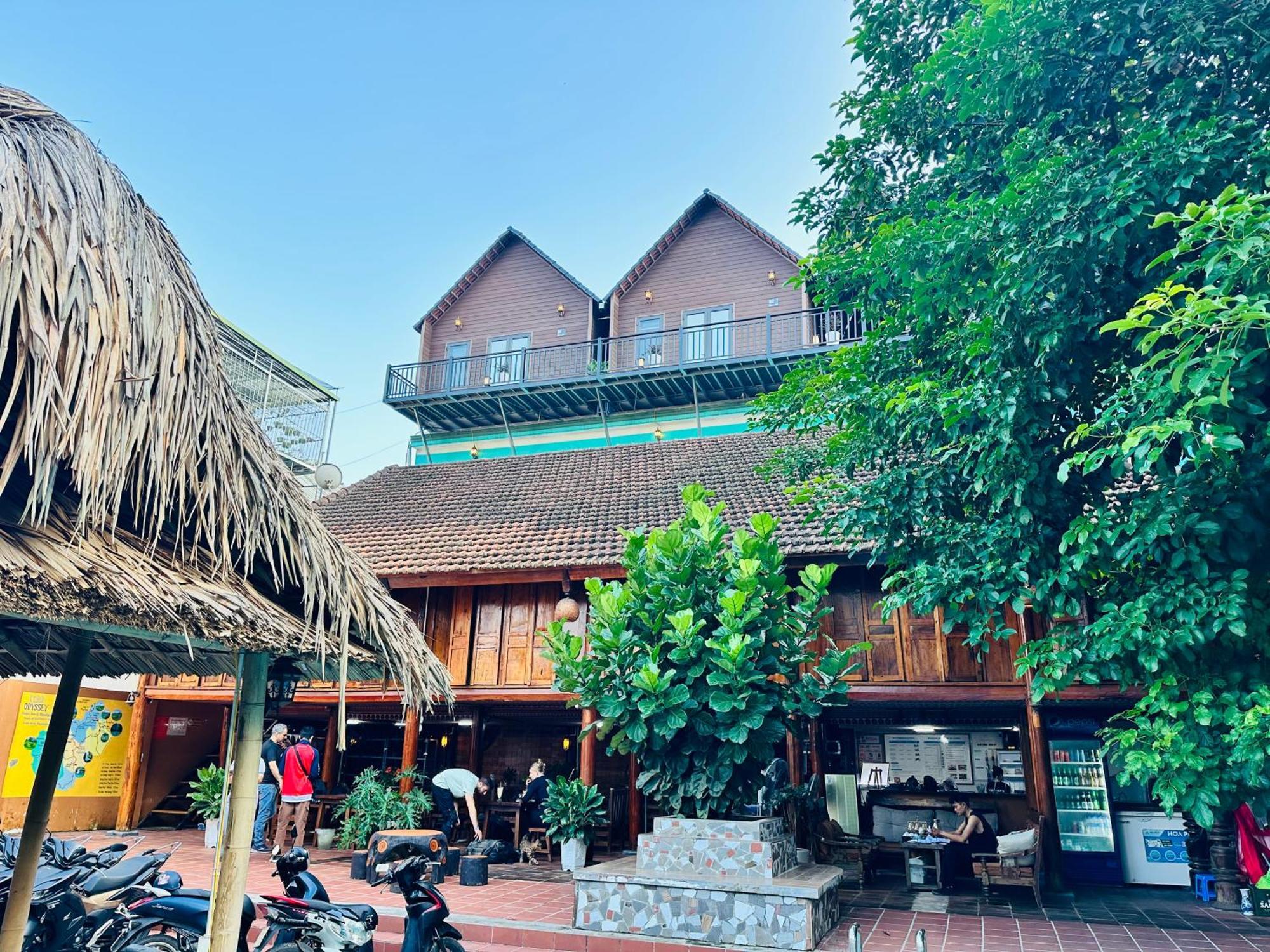 Odyssey Hostel, Tours & Motorbikes Rental ハザン エクステリア 写真